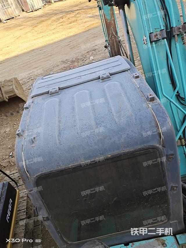 駕駛室頂部(整機(jī)外觀) 駕駛室頂部(整機(jī)外觀)