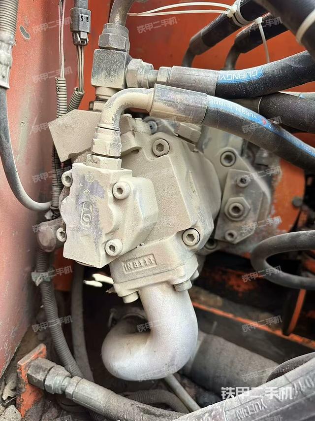 液壓泵艙室正面整體(整機(jī)外觀) 液壓泵艙室正面整體(整機(jī)外觀)