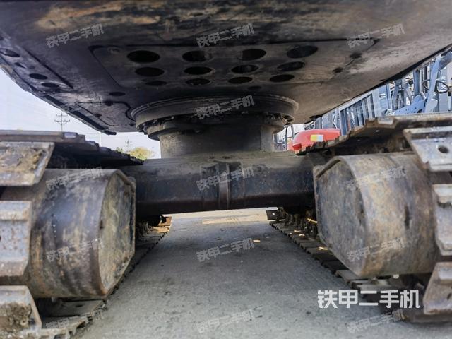 轉(zhuǎn)盤和下車架正前(工作和回轉(zhuǎn)裝置) 轉(zhuǎn)盤和下車架正前(工作和回轉(zhuǎn)裝置)