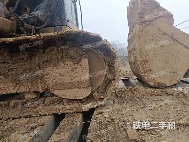 單側(cè)履帶整體(整機(jī)外觀) 單側(cè)履帶整體(整機(jī)外觀)