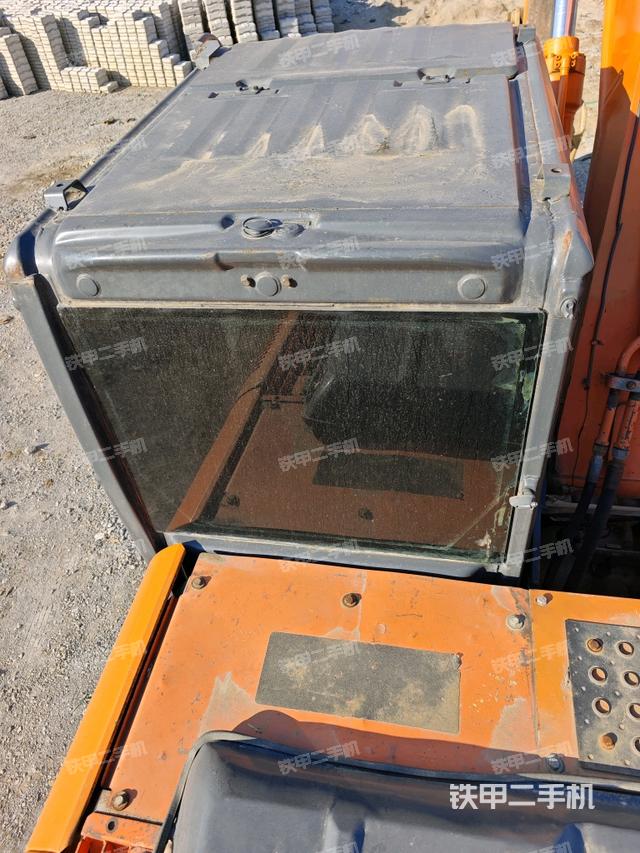 駕駛室頂部(整機(jī)外觀) 駕駛室頂部(整機(jī)外觀)