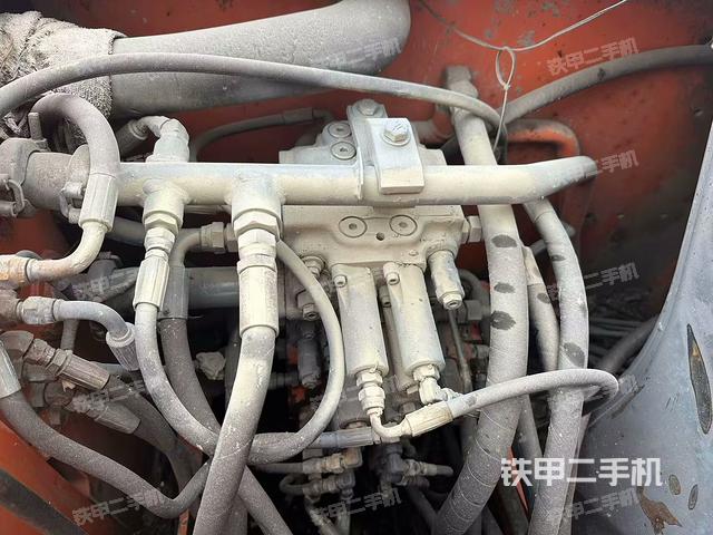 回轉(zhuǎn)馬達(dá)和主控閥(整機(jī)外觀) 回轉(zhuǎn)馬達(dá)和主控閥(整機(jī)外觀)