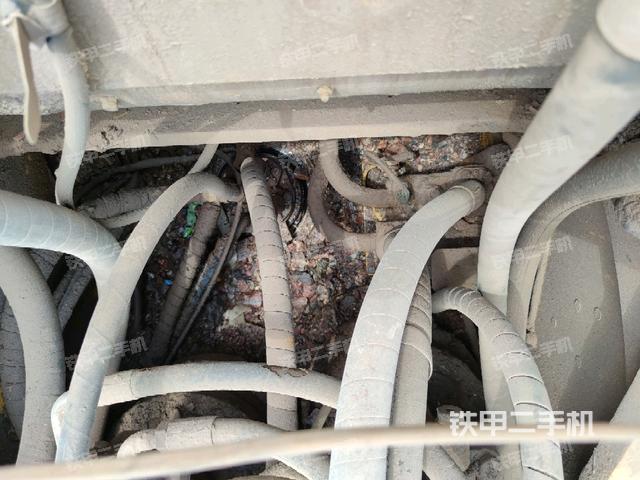 中央回轉(zhuǎn)接頭特寫(xiě)（上車(chē)部件）