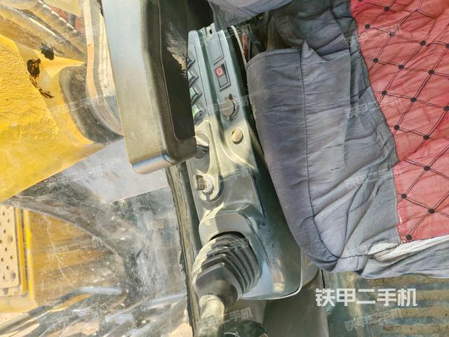 座椅右側(cè)控制臺(tái)/鑰匙門(mén)/油門(mén)/含右手柄（駕駛室部分）