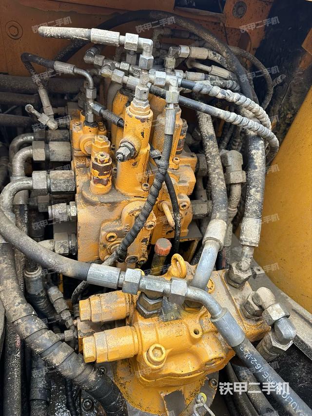 回轉馬達和主控閥(整機外觀) 回轉馬達和主控閥(整機外觀)