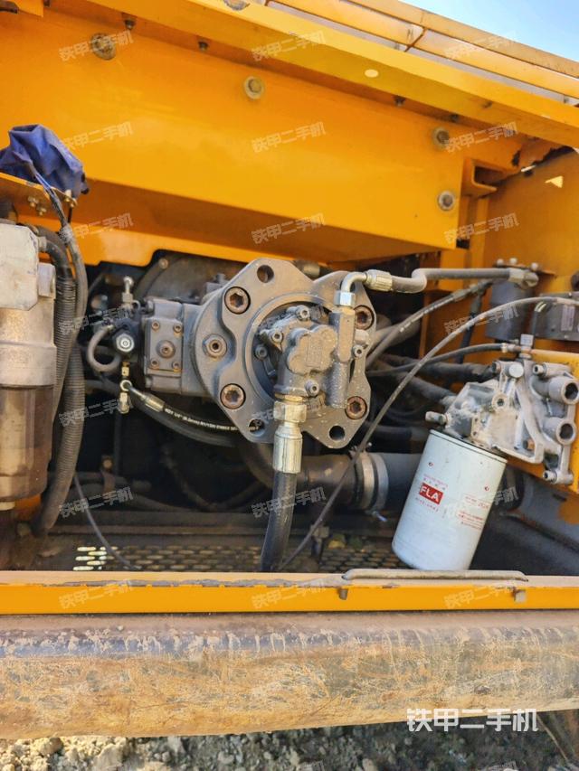 液壓泵艙室正面整體(整機(jī)外觀) 液壓泵艙室正面整體(整機(jī)外觀)