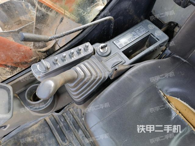 座椅右側(cè)控制臺(tái)/鑰匙門/油門/含右手柄（駕駛室部分）