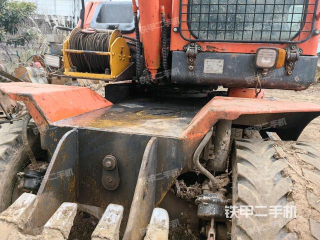 轉(zhuǎn)盤和下車架正前(工作和回轉(zhuǎn)裝置) 轉(zhuǎn)盤和下車架正前(工作和回轉(zhuǎn)裝置)
