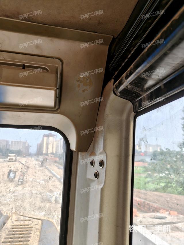 左后方玻璃角標(biāo)（駕駛室部分）