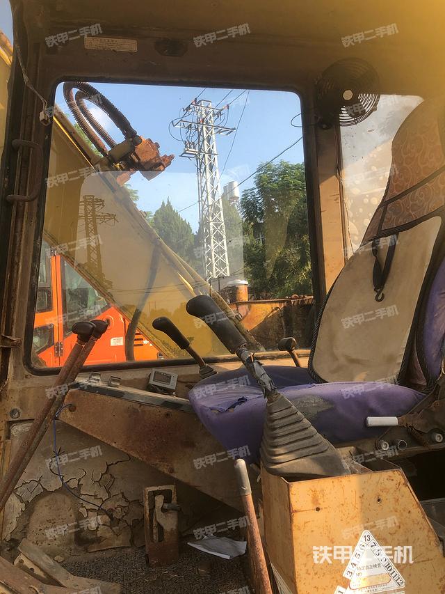 駕駛室整體(整機(jī)外觀) 駕駛室整體(整機(jī)外觀)