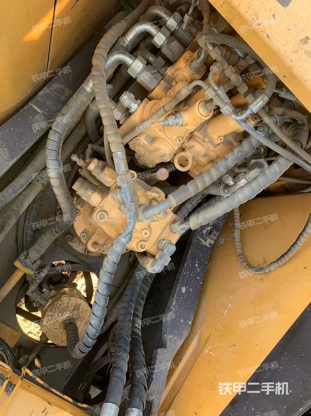 回轉(zhuǎn)馬達(dá)和主控閥(整機(jī)外觀) 回轉(zhuǎn)馬達(dá)和主控閥(整機(jī)外觀)