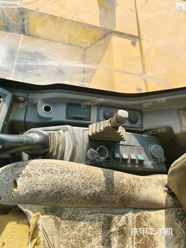 座椅右側控制臺/鑰匙門/油門/含右手柄（駕駛室部分）