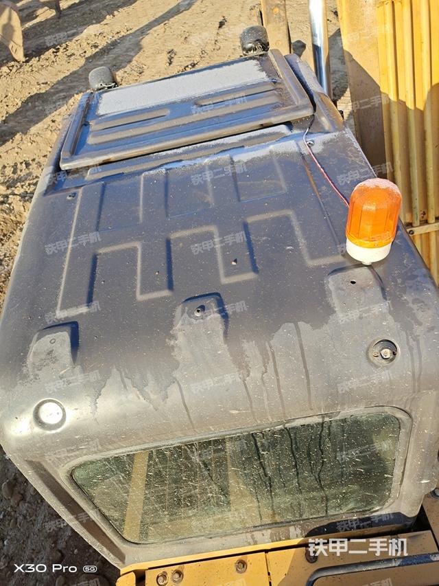 駕駛室頂部(整機(jī)外觀) 駕駛室頂部(整機(jī)外觀)