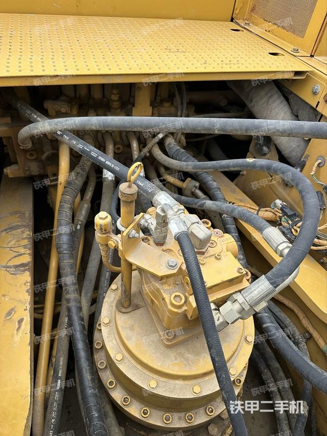 回轉(zhuǎn)馬達(dá)和主控閥（整機(jī)外觀）