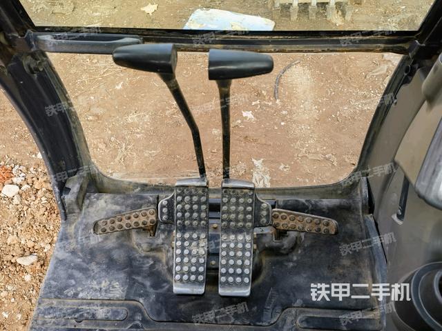 行走控制手柄和踏板?俯拍（駕駛室部分）