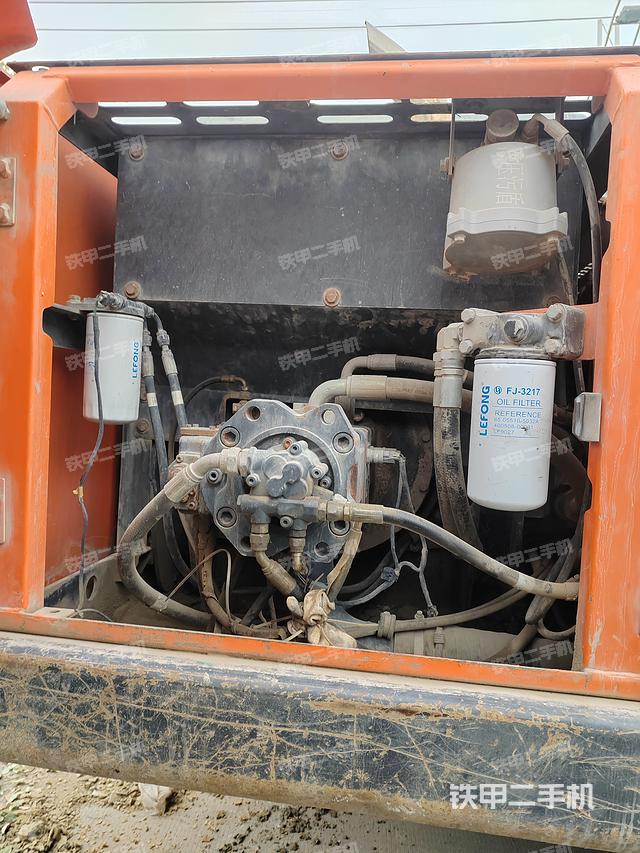 液壓泵艙室正面整體(整機外觀) 液壓泵艙室正面整體(整機外觀)