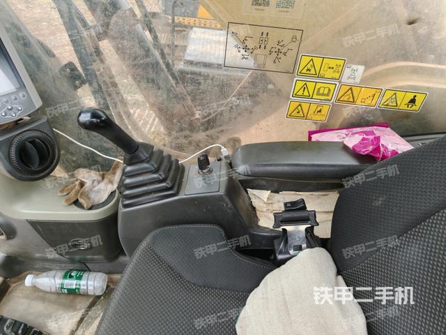 行走控制手柄和踏板?俯拍（駕駛室部分）