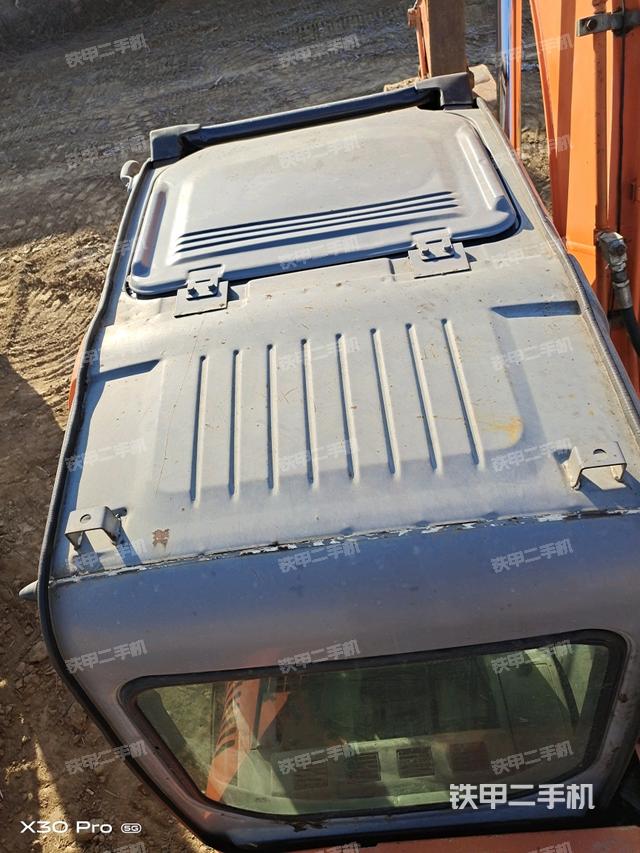 駕駛室頂部（整機外觀）