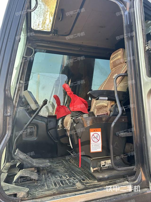 駕駛室整體(整機外觀) 駕駛室整體(整機外觀)