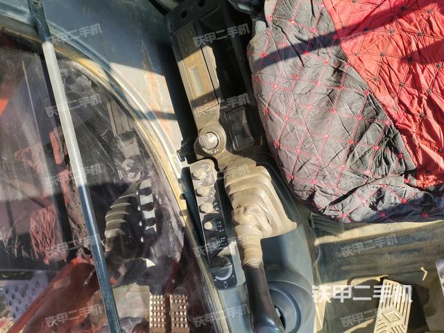 座椅右側(cè)控制臺(tái)/鑰匙門/油門/含右手柄(駕駛室部分) 座椅右側(cè)控制臺(tái)/鑰匙門/油門/含右手柄(駕駛室部分)