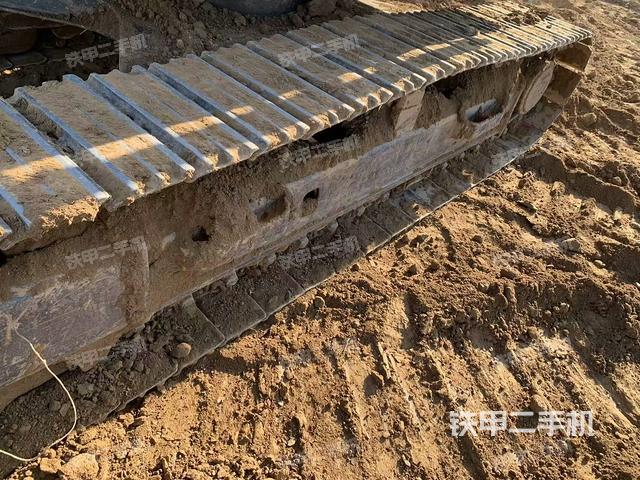 單側(cè)履帶整體(整機(jī)外觀) 單側(cè)履帶整體(整機(jī)外觀)