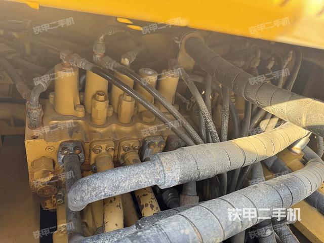 回轉(zhuǎn)馬達(dá)和主控閥(整機(jī)外觀) 回轉(zhuǎn)馬達(dá)和主控閥(整機(jī)外觀)