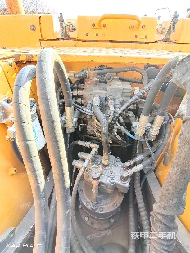 回轉(zhuǎn)馬達(dá)和主控閥（整機(jī)外觀）