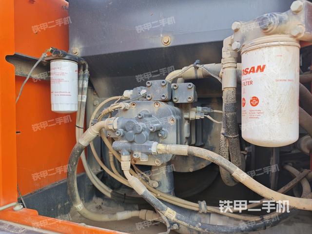 液壓泵艙室正面整體(整機(jī)外觀) 液壓泵艙室正面整體(整機(jī)外觀)