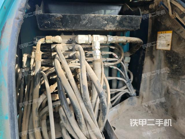 回轉(zhuǎn)馬達(dá)和主控閥（整機(jī)外觀）