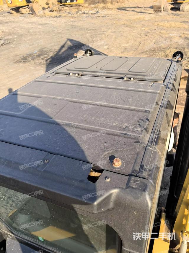 駕駛室頂部（整機外觀）