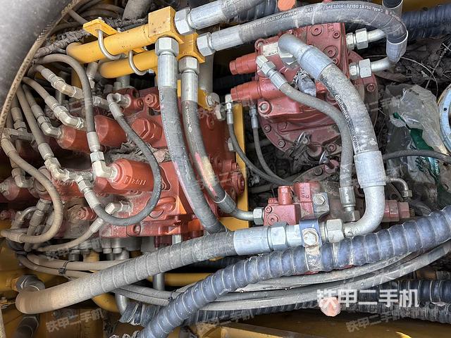 回轉(zhuǎn)馬達(dá)和主控閥（整機(jī)外觀）