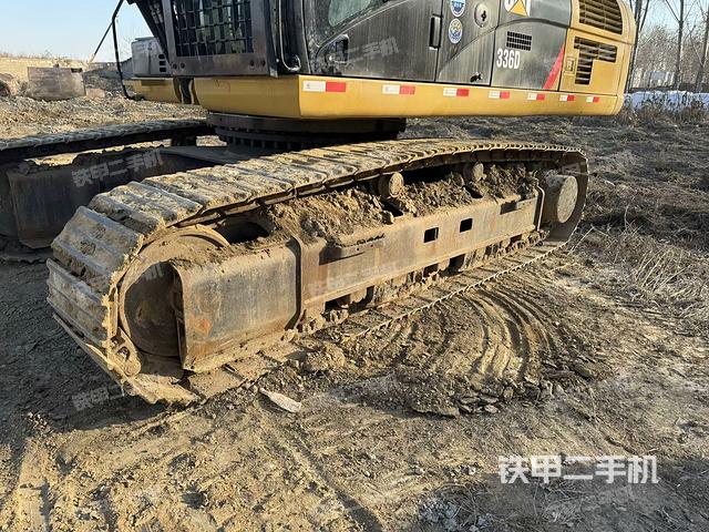 單側(cè)履帶整體(整機(jī)外觀) 單側(cè)履帶整體(整機(jī)外觀)