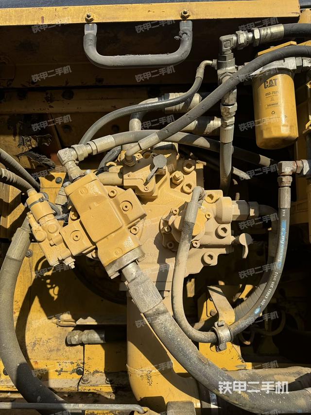 液壓泵艙室正面整體(整機(jī)外觀) 液壓泵艙室正面整體(整機(jī)外觀)