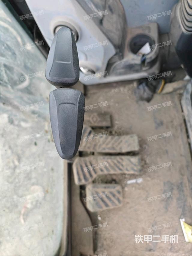 行走控制手柄和踏板?俯拍（駕駛室部分）