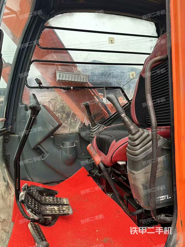 駕駛室整體(整機(jī)外觀) 駕駛室整體(整機(jī)外觀)