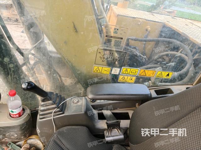 行走控制手柄和踏板?俯拍（駕駛室部分）