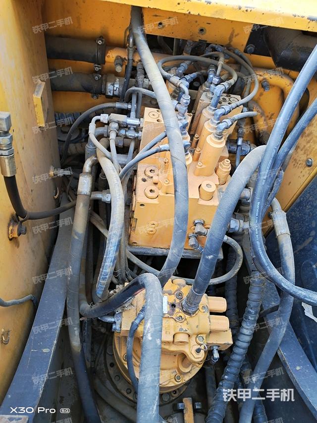 回轉(zhuǎn)馬達(dá)和主控閥(整機(jī)外觀) 回轉(zhuǎn)馬達(dá)和主控閥(整機(jī)外觀)