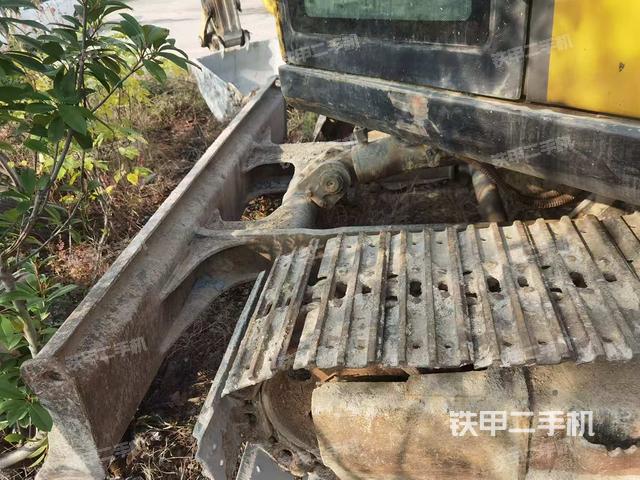 單側(cè)履帶整體(整機(jī)外觀) 單側(cè)履帶整體(整機(jī)外觀)