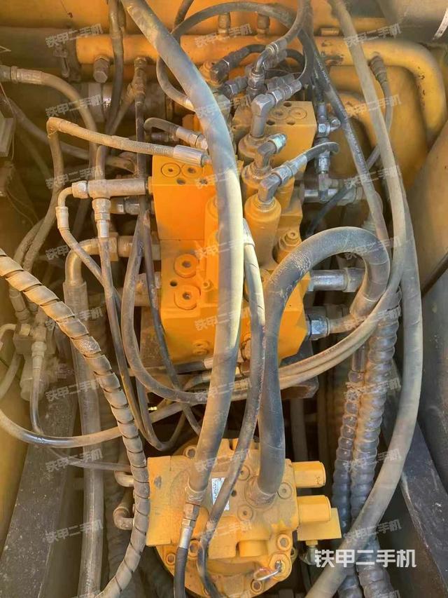 回轉(zhuǎn)馬達和主控閥(整機外觀) 回轉(zhuǎn)馬達和主控閥(整機外觀)