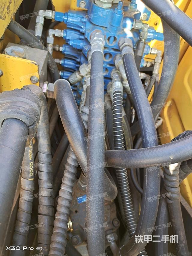 回轉(zhuǎn)馬達(dá)和主控閥（整機(jī)外觀）