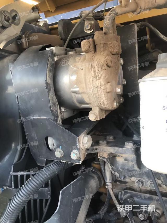 液壓泵艙室正面整體(整機外觀) 液壓泵艙室正面整體(整機外觀)