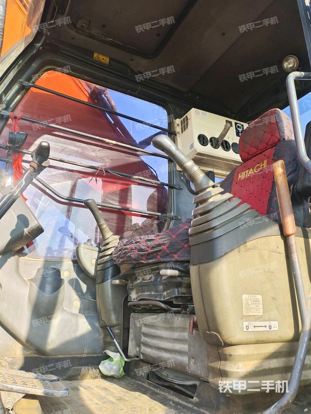 駕駛室正側(cè)(駕駛室部分) 駕駛室正側(cè)(駕駛室部分)