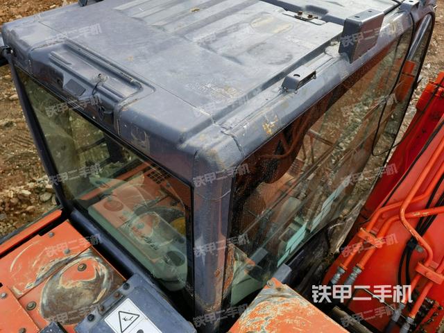 駕駛室頂部(整機(jī)外觀) 駕駛室頂部(整機(jī)外觀)