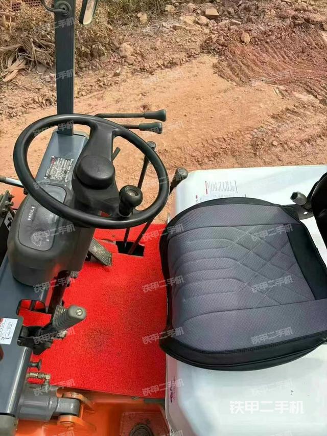 駕駛室操作臺(tái)（設(shè)備外觀及核心部件）