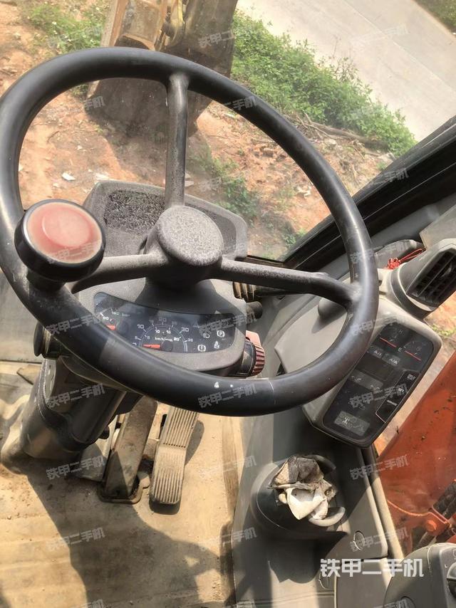 行走控制手柄和踏板?俯拍(駕駛室部分) 行走控制手柄和踏板?俯拍(駕駛室部分)