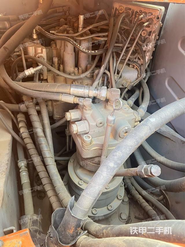 回轉馬達和主控閥（整機外觀）