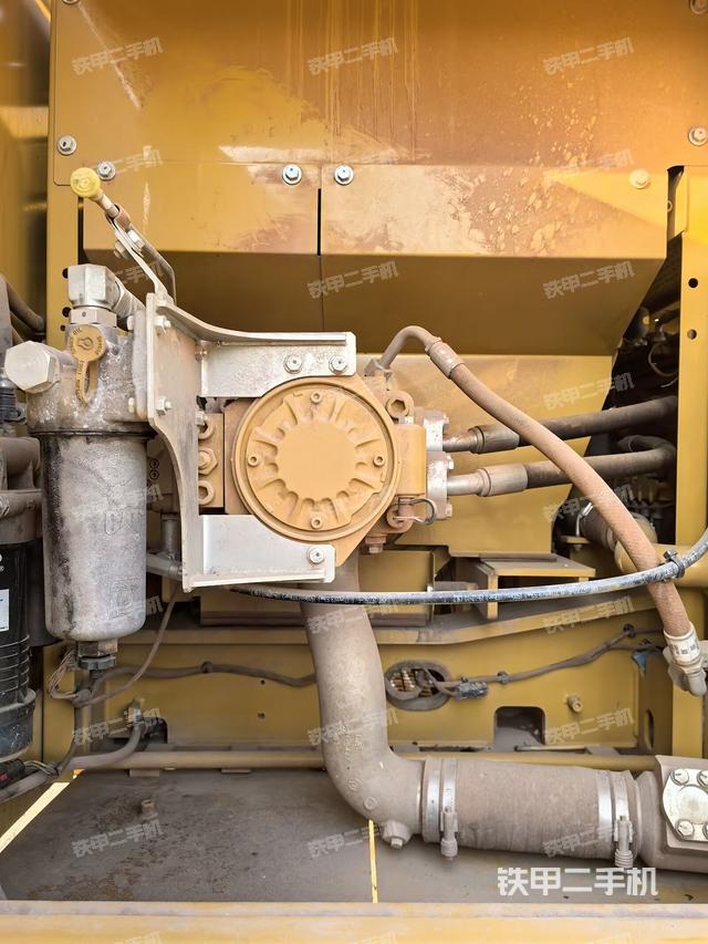 液壓泵艙室正面整體（整機外觀）