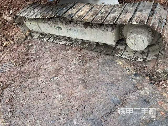 單側(cè)履帶整體(整機(jī)外觀) 單側(cè)履帶整體(整機(jī)外觀)