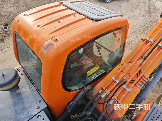 駕駛室頂部(整機(jī)外觀) 駕駛室頂部(整機(jī)外觀)