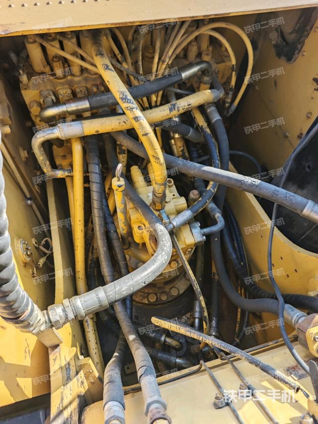 回轉(zhuǎn)馬達(dá)和主控閥（整機(jī)外觀）